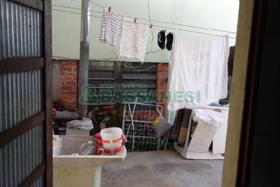 Casa com 61m², 3 dormitórios, 2 vagas, no bairro Jardim Iracema em Caxias do Sul para Comprar