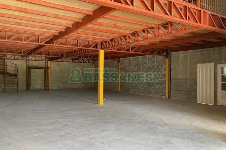 Pavilhão com 483m², no bairro São Virgílio em Caxias do Sul para Alugar