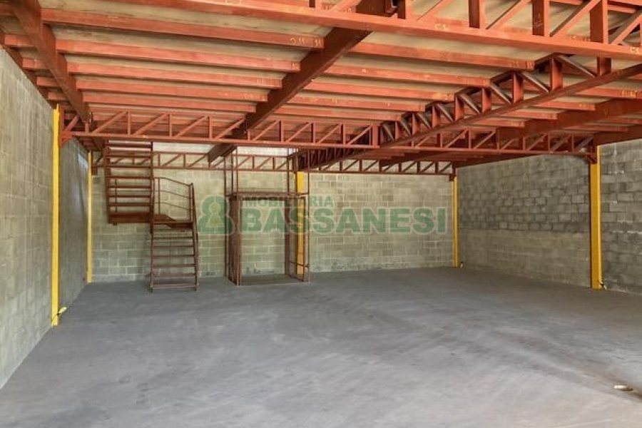 Pavilhão com 483m², no bairro São Virgílio em Caxias do Sul para Alugar