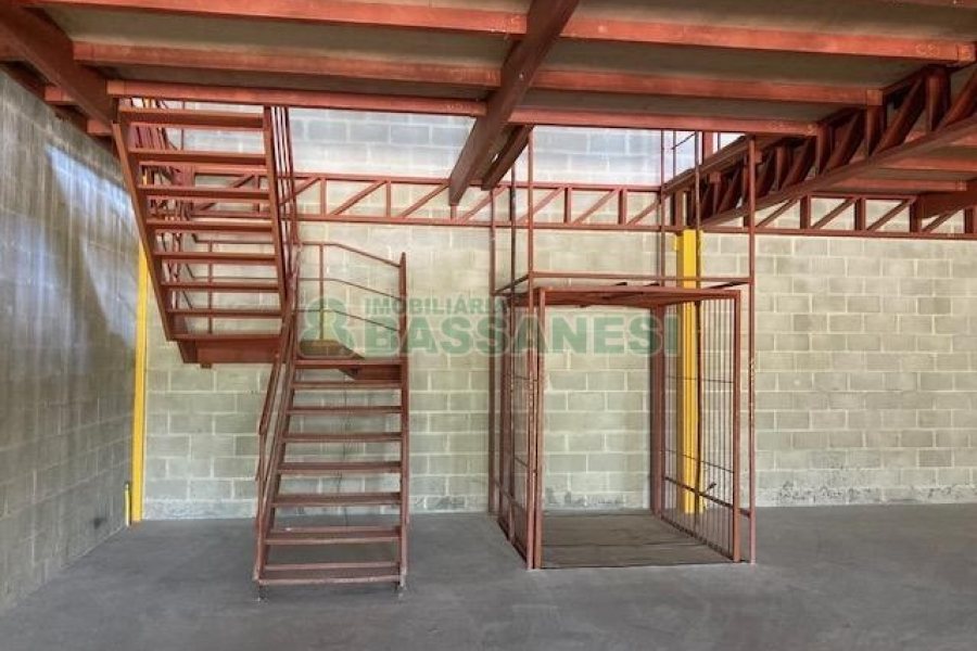 Pavilhão com 483m², no bairro São Virgílio em Caxias do Sul para Alugar