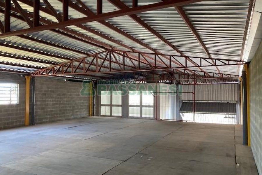 Pavilhão com 483m², no bairro São Virgílio em Caxias do Sul para Alugar