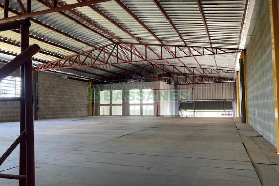 Pavilhão com 483m², no bairro São Virgílio em Caxias do Sul para Alugar