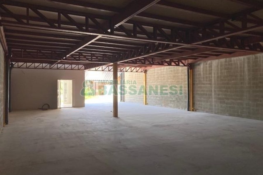 Pavilhão com 483m², no bairro São Virgílio em Caxias do Sul para Alugar