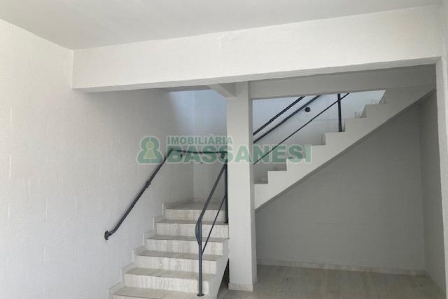 Pavilhão com 483m², no bairro São Virgílio em Caxias do Sul para Alugar