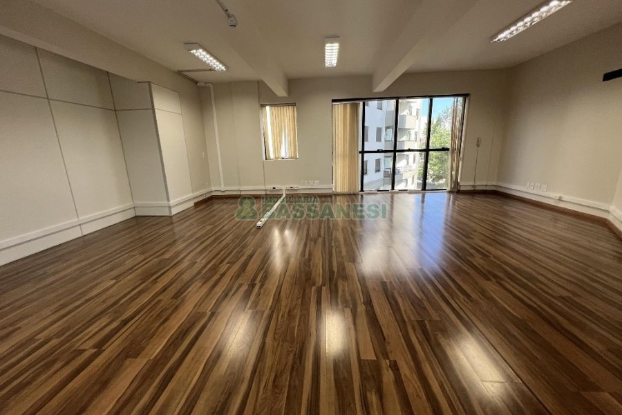 Sala com 400m², 10 vagas, no bairro Pio X em Caxias do Sul para Alugar