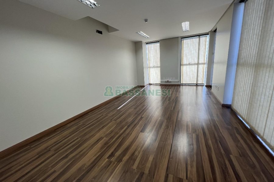 Sala com 400m², 10 vagas, no bairro Pio X em Caxias do Sul para Alugar