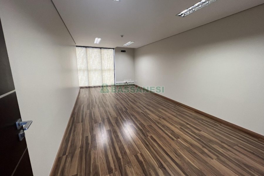 Sala com 400m², 10 vagas, no bairro Pio X em Caxias do Sul para Alugar