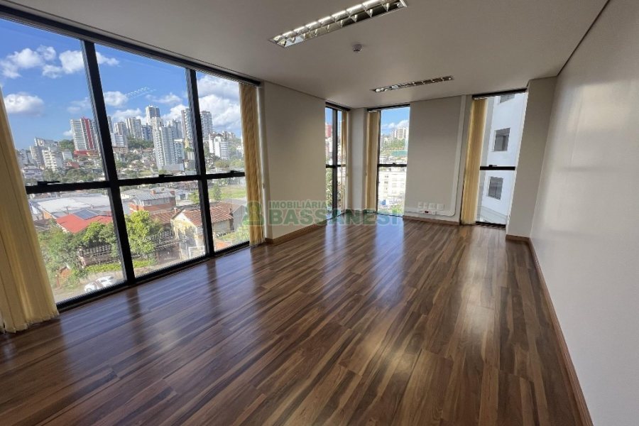 Sala com 400m², 10 vagas, no bairro Pio X em Caxias do Sul para Alugar