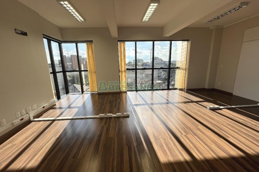 Sala com 400m², 10 vagas, no bairro Pio X em Caxias do Sul para Alugar