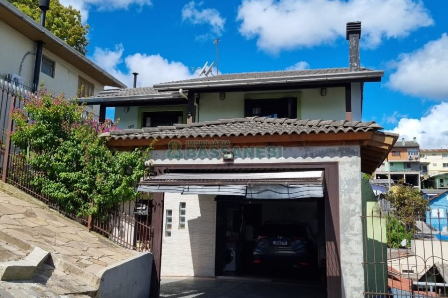 Casa com 132m², 4 dormitórios, 1 vaga, no bairro Rio Branco em Caxias do Sul para Comprar