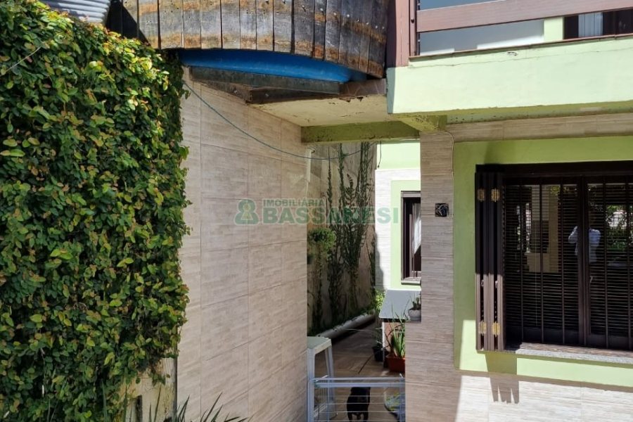 Casa com 132m², 4 dormitórios, 1 vaga, no bairro Rio Branco em Caxias do Sul para Comprar