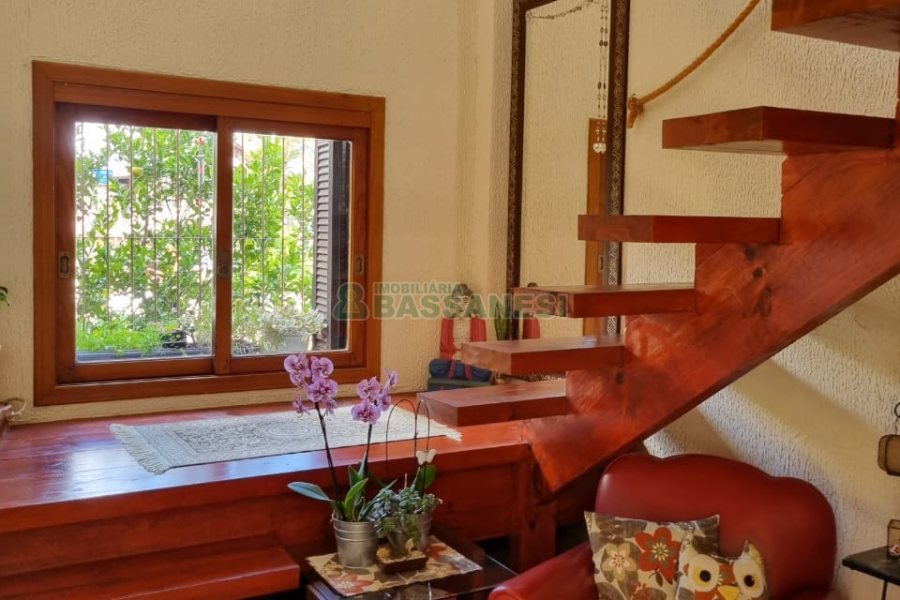 Casa com 132m², 4 dormitórios, 1 vaga, no bairro Rio Branco em Caxias do Sul para Comprar