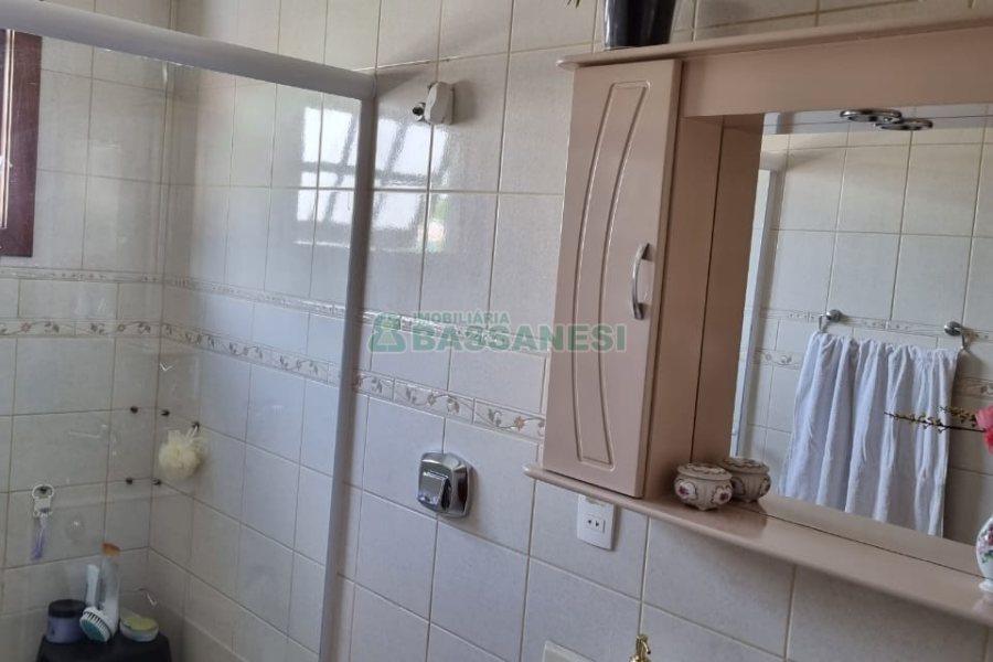 Casa com 132m², 4 dormitórios, 1 vaga, no bairro Rio Branco em Caxias do Sul para Comprar