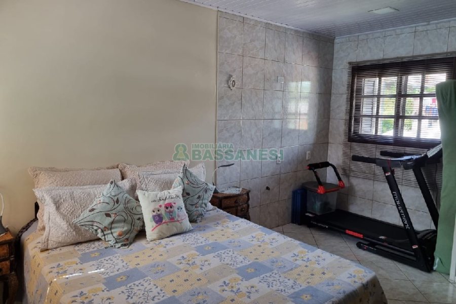 Casa com 132m², 4 dormitórios, 1 vaga, no bairro Rio Branco em Caxias do Sul para Comprar