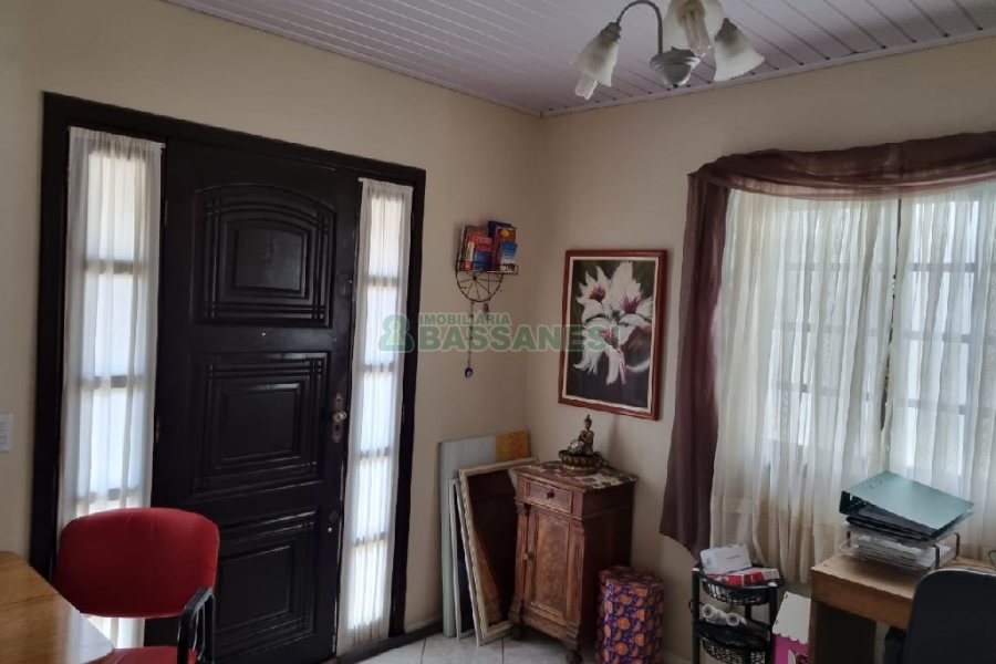 Casa com 132m², 4 dormitórios, 1 vaga, no bairro Rio Branco em Caxias do Sul para Comprar