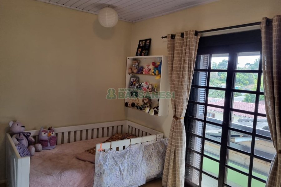 Casa com 132m², 4 dormitórios, 1 vaga, no bairro Rio Branco em Caxias do Sul para Comprar