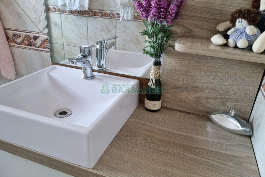 Casa com 132m², 4 dormitórios, 1 vaga, no bairro Rio Branco em Caxias do Sul para Comprar