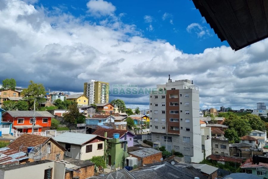 Casa com 132m², 4 dormitórios, 1 vaga, no bairro Rio Branco em Caxias do Sul para Comprar