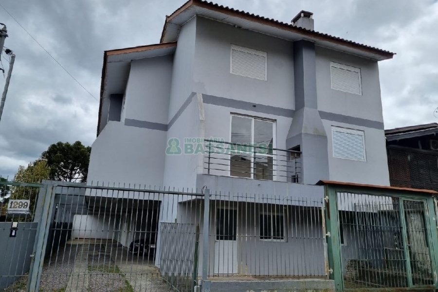 Sobrado com 76m², 3 dormitórios, 1 vaga, no bairro Colina Sorriso em Caxias do Sul para Comprar