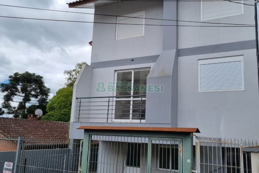 Sobrado com 76m², 3 dormitórios, 1 vaga, no bairro Colina Sorriso em Caxias do Sul para Comprar