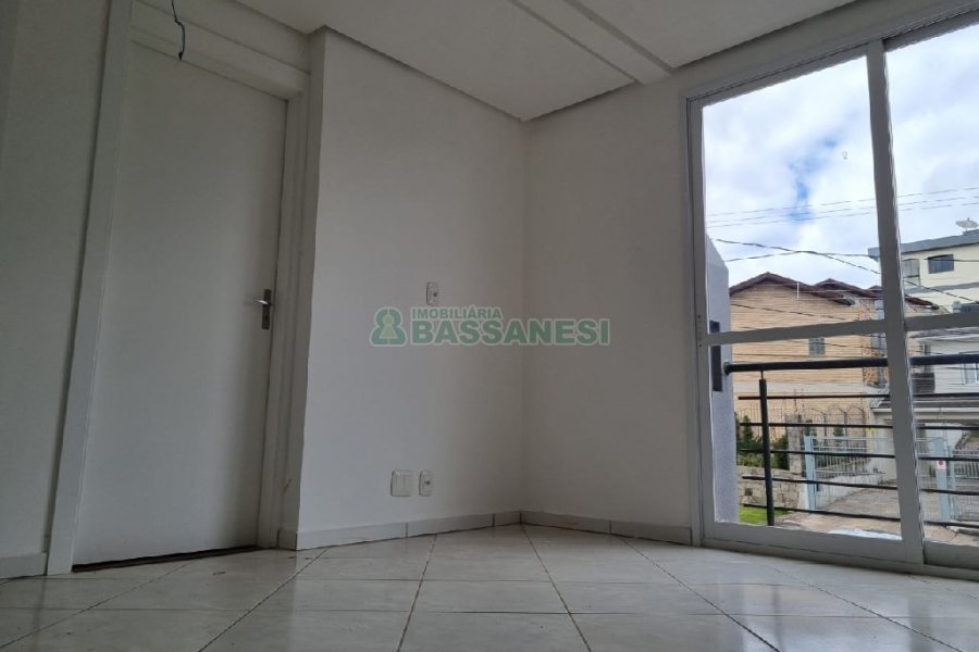 Sobrado com 76m², 3 dormitórios, 1 vaga, no bairro Colina Sorriso em Caxias do Sul para Comprar