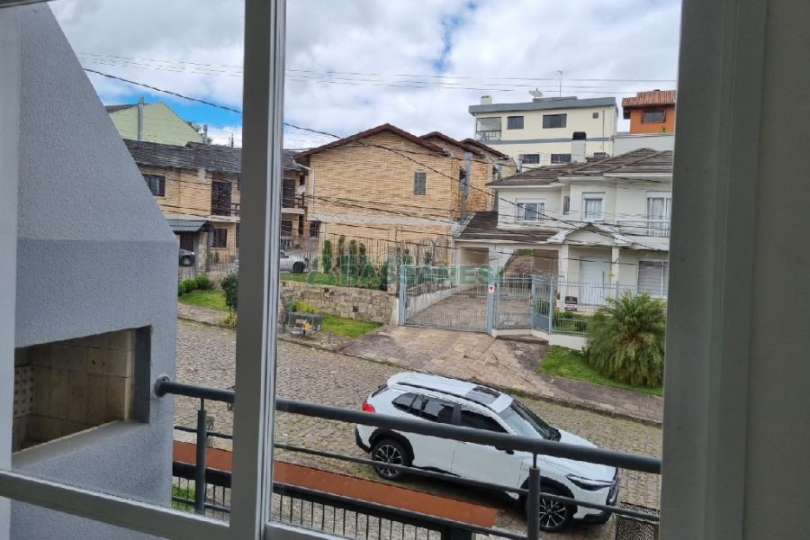 Sobrado com 76m², 3 dormitórios, 1 vaga, no bairro Colina Sorriso em Caxias do Sul para Comprar
