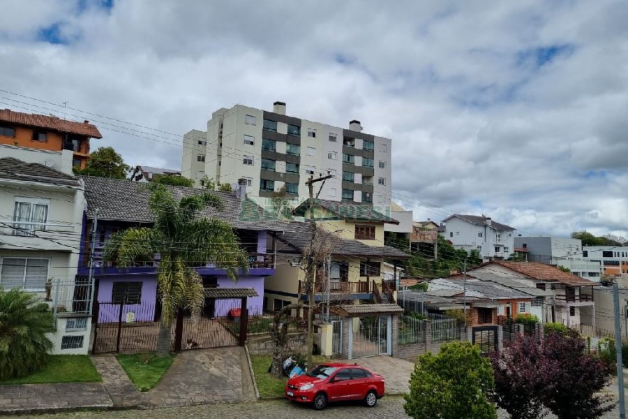 Sobrado com 76m², 3 dormitórios, 1 vaga, no bairro Colina Sorriso em Caxias do Sul para Comprar