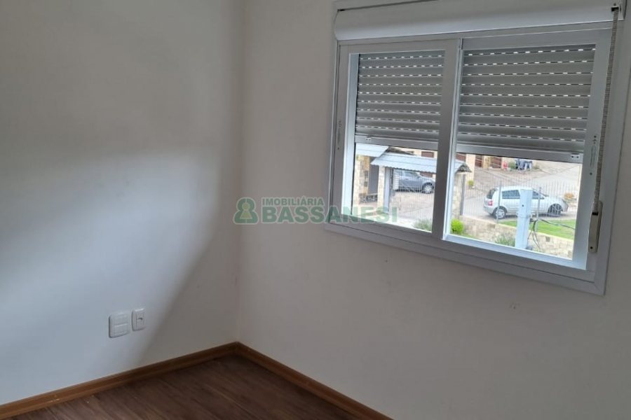 Sobrado com 76m², 3 dormitórios, 1 vaga, no bairro Colina Sorriso em Caxias do Sul para Comprar