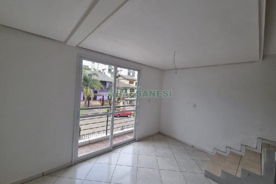 Sobrado com 76m², 3 dormitórios, 1 vaga, no bairro Colina Sorriso em Caxias do Sul para Comprar