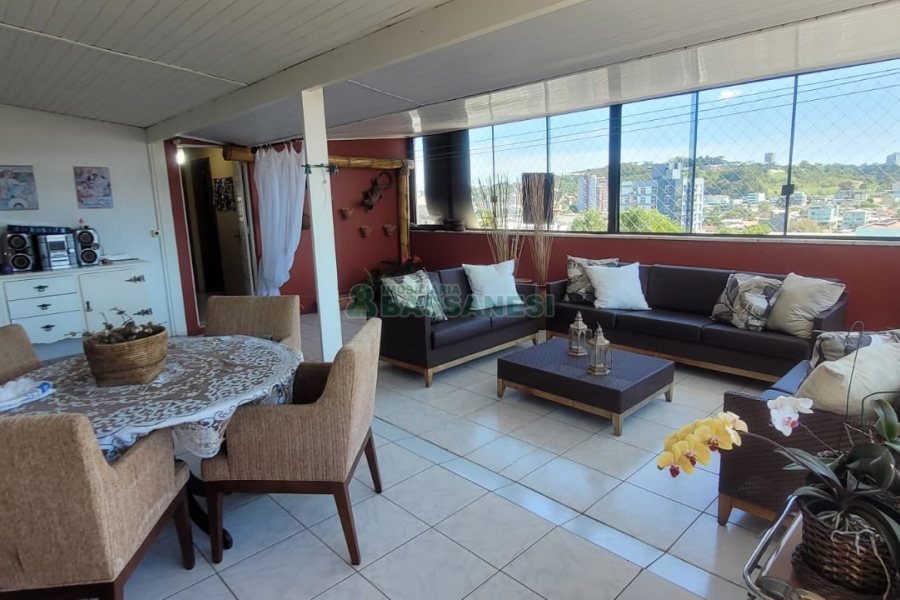 Apartamento com 164m², 4 dormitórios, 2 vagas, no bairro Pio X em Caxias do Sul para Comprar