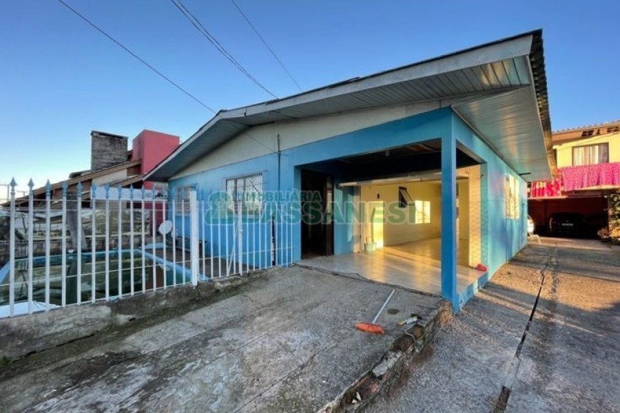 Casa com 351m², 6 dormitórios, 4 vagas, no bairro Treviso em Caxias do Sul para Comprar