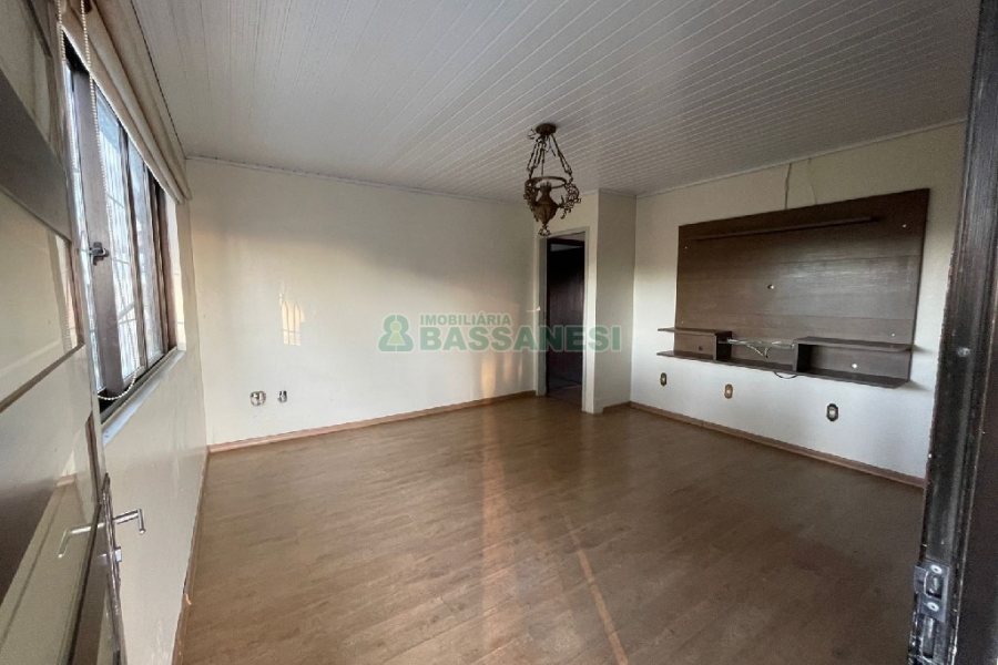 Casa com 351m², 6 dormitórios, 4 vagas, no bairro Treviso em Caxias do Sul para Comprar