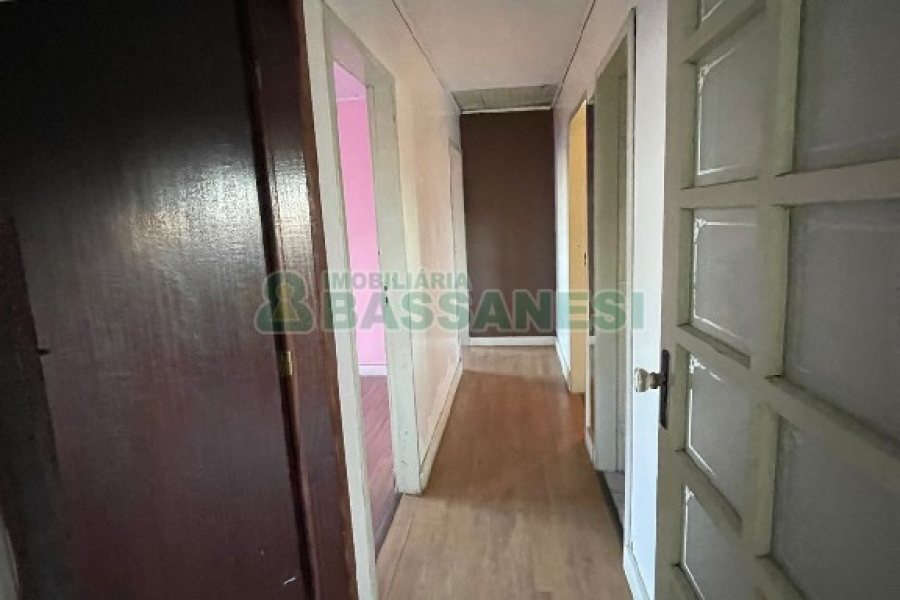 Casa com 351m², 6 dormitórios, 4 vagas, no bairro Treviso em Caxias do Sul para Comprar