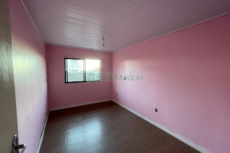 Casa com 351m², 6 dormitórios, 4 vagas, no bairro Treviso em Caxias do Sul para Comprar