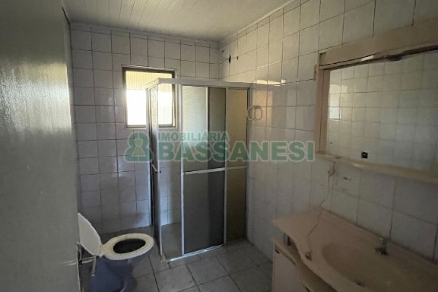 Casa com 351m², 6 dormitórios, 4 vagas, no bairro Treviso em Caxias do Sul para Comprar