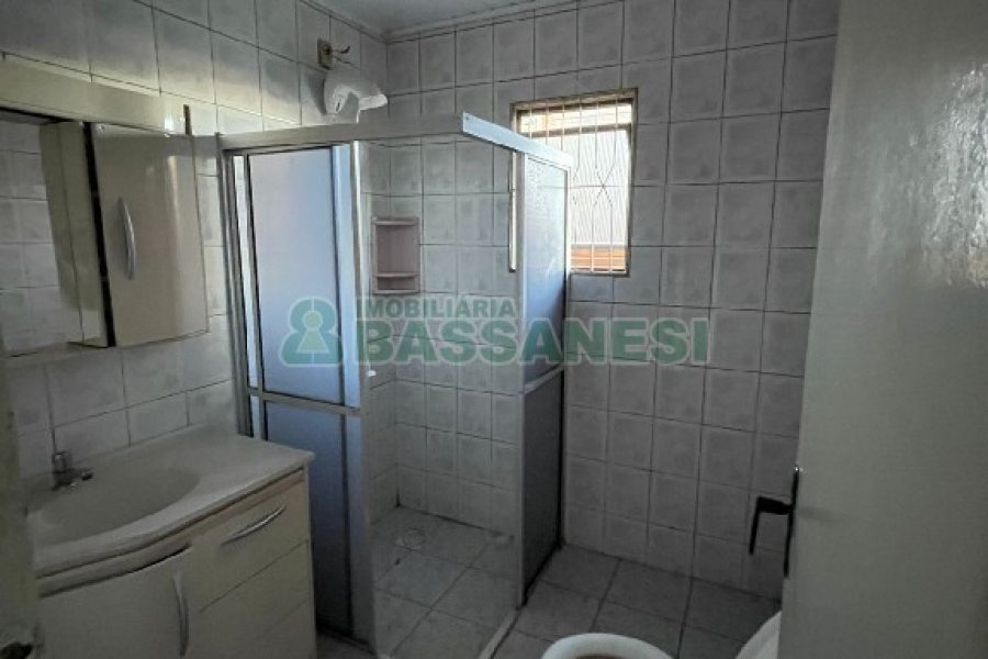 Casa com 351m², 6 dormitórios, 4 vagas, no bairro Treviso em Caxias do Sul para Comprar