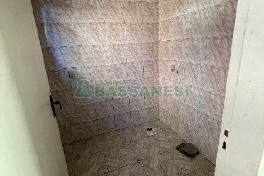 Casa com 351m², 6 dormitórios, 4 vagas, no bairro Treviso em Caxias do Sul para Comprar
