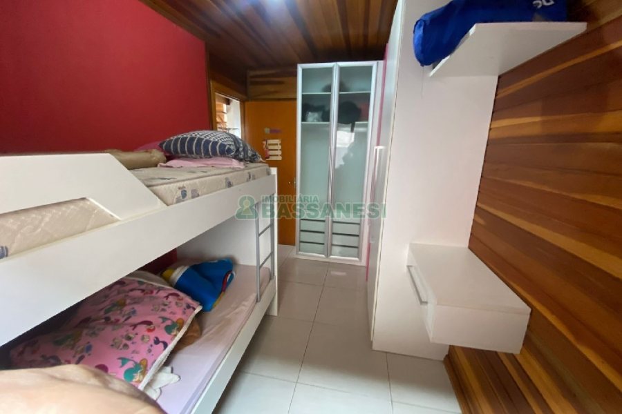 Casa com 249m², 2 dormitórios, 1 vaga, no bairro Treviso em Caxias do Sul para Comprar