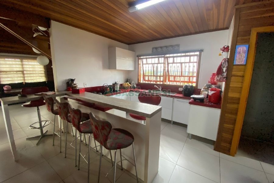 Casa com 249m², 2 dormitórios, 1 vaga, no bairro Treviso em Caxias do Sul para Comprar