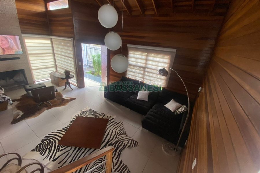 Casa com 249m², 2 dormitórios, 1 vaga, no bairro Treviso em Caxias do Sul para Comprar