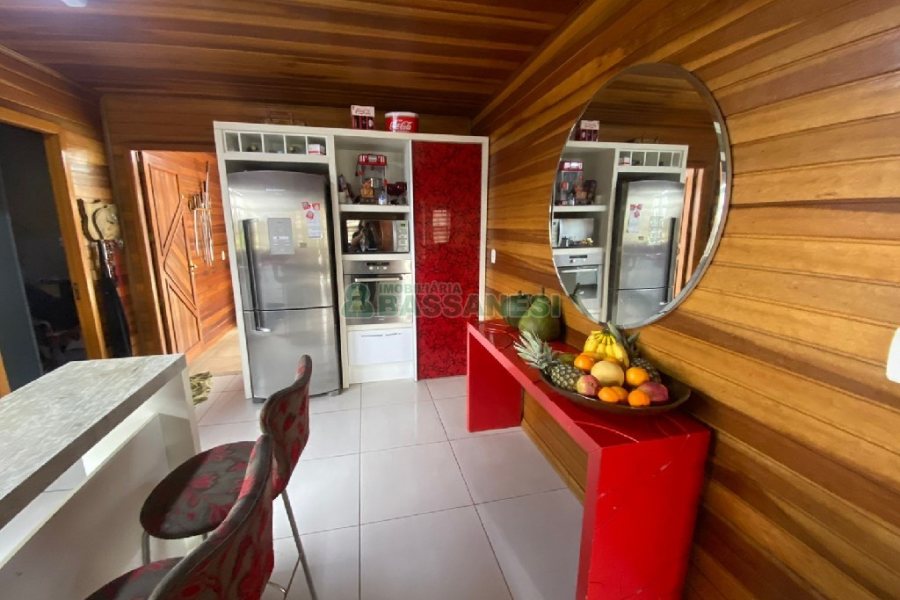 Casa com 249m², 2 dormitórios, 1 vaga, no bairro Treviso em Caxias do Sul para Comprar