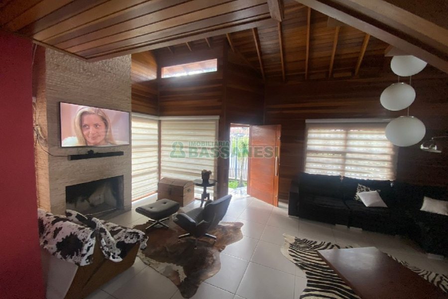 Casa com 249m², 2 dormitórios, 1 vaga, no bairro Treviso em Caxias do Sul para Comprar