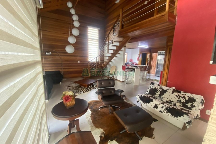 Casa com 249m², 2 dormitórios, 1 vaga, no bairro Treviso em Caxias do Sul para Comprar