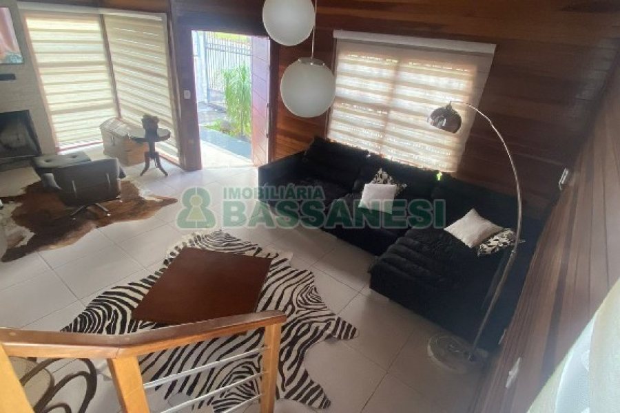 Casa com 249m², 2 dormitórios, 1 vaga, no bairro Treviso em Caxias do Sul para Comprar