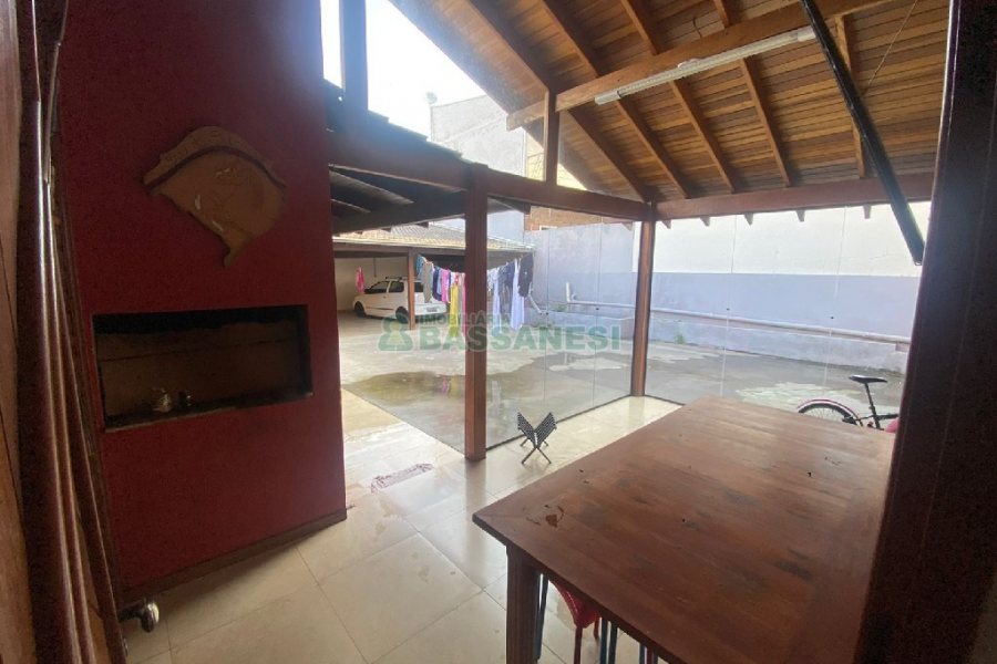 Casa com 249m², 2 dormitórios, 1 vaga, no bairro Treviso em Caxias do Sul para Comprar