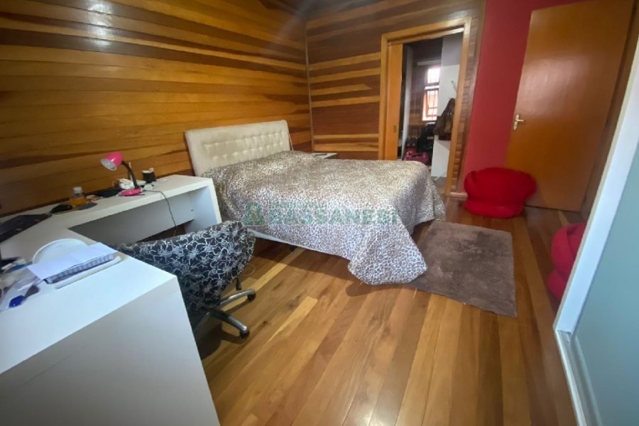 Casa com 249m², 2 dormitórios, 1 vaga, no bairro Treviso em Caxias do Sul para Comprar