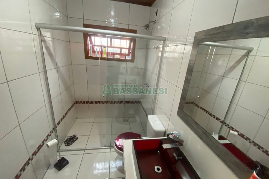 Casa com 249m², 2 dormitórios, 1 vaga, no bairro Treviso em Caxias do Sul para Comprar