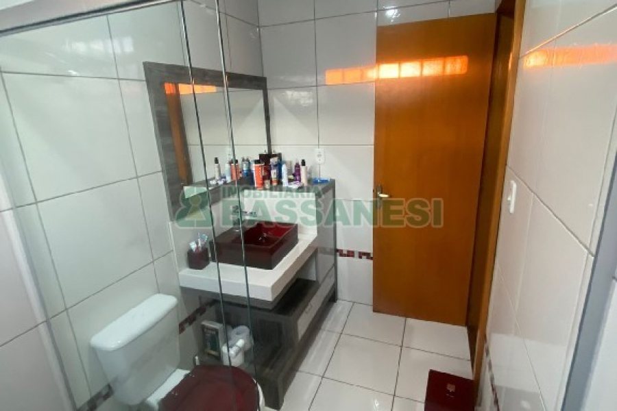 Casa com 249m², 2 dormitórios, 1 vaga, no bairro Treviso em Caxias do Sul para Comprar