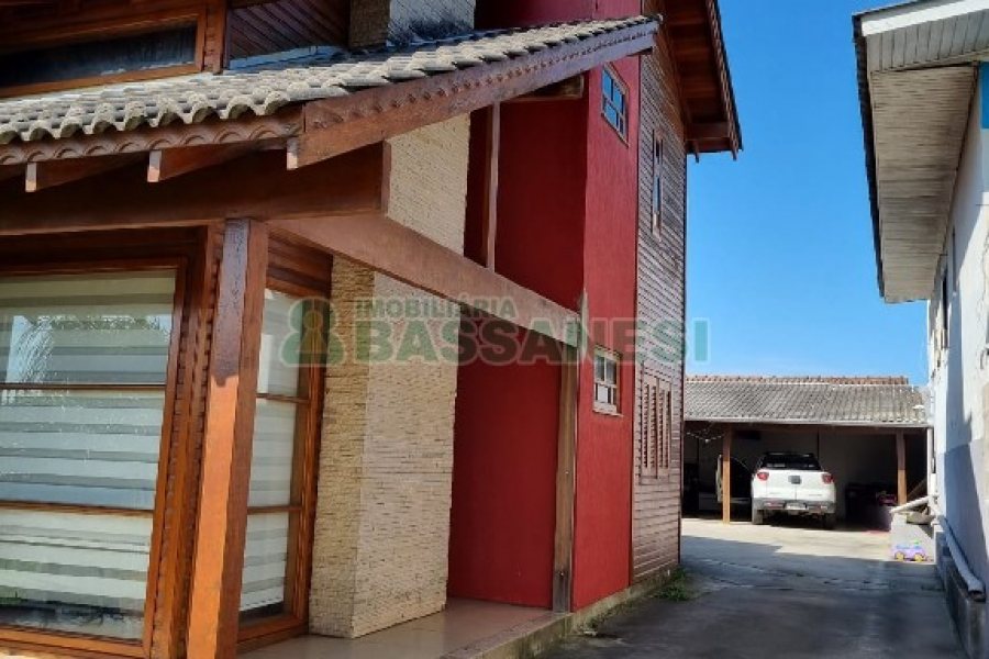 Casa com 249m², 2 dormitórios, 1 vaga, no bairro Treviso em Caxias do Sul para Comprar
