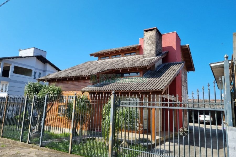 Casa com 249m², 2 dormitórios, 1 vaga, no bairro Treviso em Caxias do Sul para Comprar